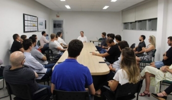 Foto Mesa redonda da AJE Criciúma recebe CEO da Librelato, José Carlos Sprícigo